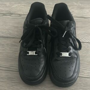 Black Nike Airforces size 5.5